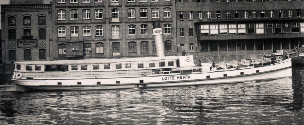 1951 Lotte Herta vor Kath.Gesellenhaus klein a